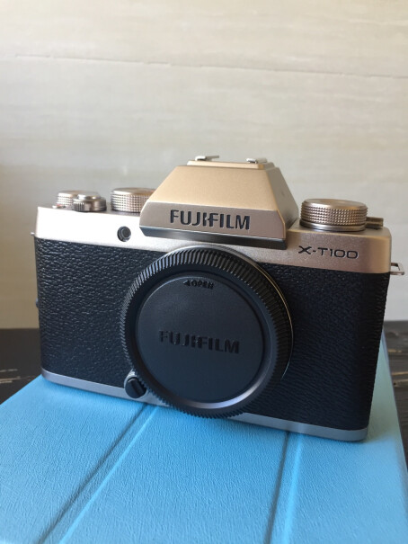 富士X-T200微单相机套机白色部分是金属的吗？