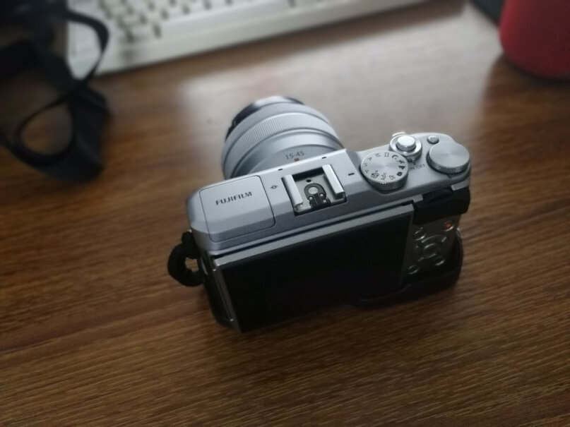 富士XA5微单套机（星光棕）就一个单纯的相机吗，有没有储存卡之类的东西？