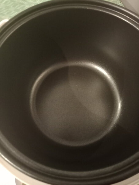 美的电饭煲精铸发热盘烧水多久能开，水开以后，盖子拿下来继续加热，水还沸腾吗？