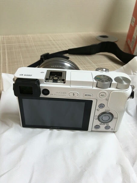 索尼a6000微单相机双镜头套装(银色)能边充电边拍照吗,能用充电宝充电