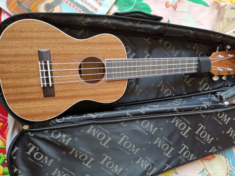 TOM尤克里里ukulele乌克丽丽沙比利入门小吉他23英寸请问有送东西吗？