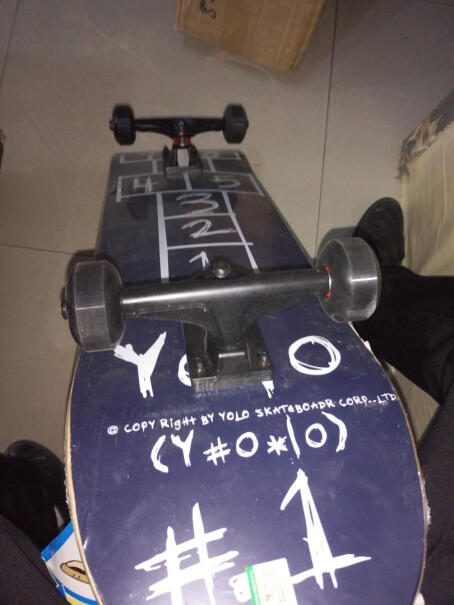 YOLO四轮滑板成人儿童双翘专业滑板ollie公路板抖音滑板赠品里有没有不会发光的轮子？