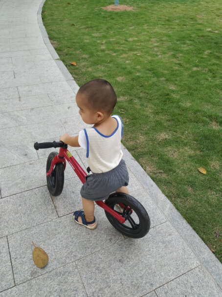 健儿平衡车儿童滑步车无脚踏单车滑行车12寸经典黑宝宝已经会踩自行车了，还有必要买平衡车吗？