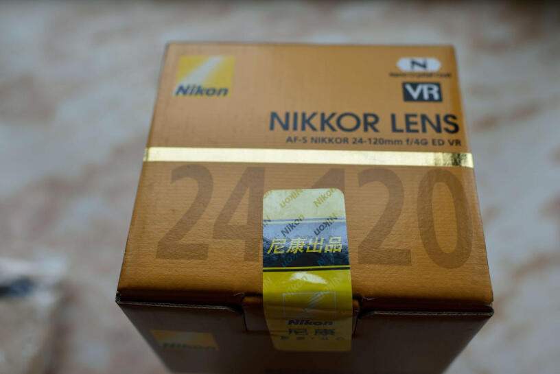 尼康28-300mmED防抖镜头镜头桶身上数字10是什么意思？只能用10年寿命？
