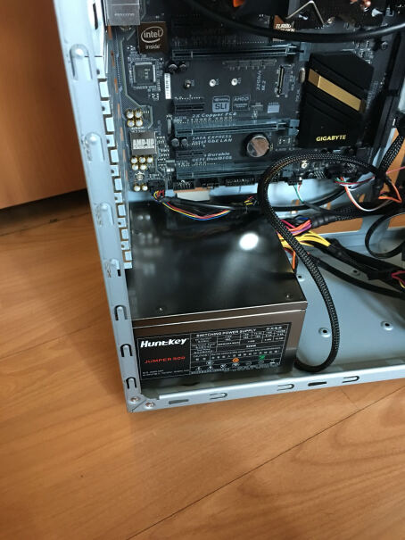 航嘉WD500K金牌500W电源各位大佬，我显卡是RX590的，U是R5 2600，主板是微星迫击炮，两条金士顿D4 2400，默频。除了u自带的原装散热风扇没有别的风扇，最近想上玄冰240的水冷，电源怎么选择？