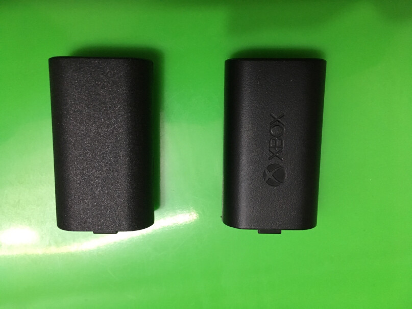 利乐普XBOX这款充满电能玩多久？电池是锂电池还是5号充电电池？xbox one s用放进去会不会偏大？