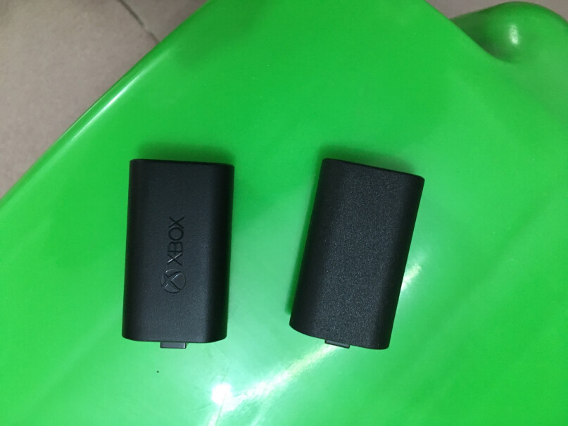 利乐普XBOX这款充满电能玩多久？电池是锂电池还是5号充电电池？xbox one s用放进去会不会偏大？