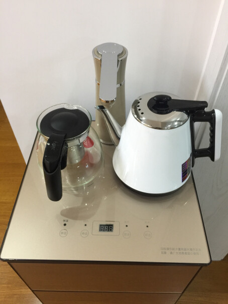 司迈特茶吧机家用智能下置水桶立式饮水机Q2土豪金是不是除了螺丝钉外，其他材料全是塑料的。水壶是不是不防烫。