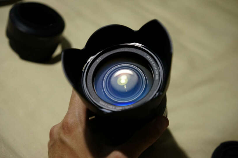 SONY SELP28135G这个24-240镜头拍人像有没有大光圈定焦镜头拍的效果好？