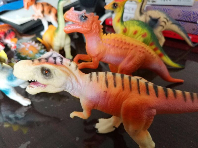 Gosnell恐龙玩具模型24只套装侏罗纪霸王龙动物仿真模型有味道是怎么回事，材料没问题吧？