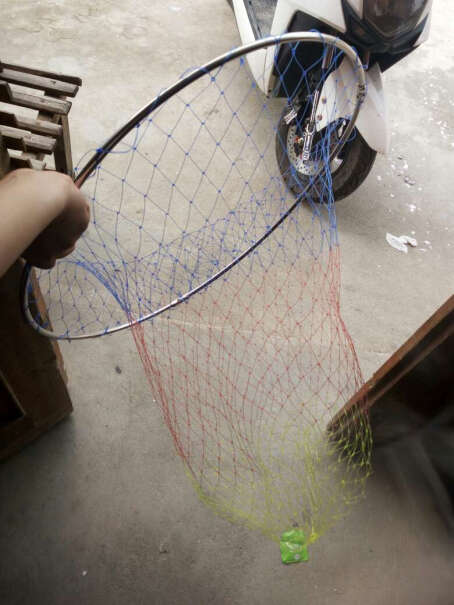 渔之源不锈钢抄网头可折叠50cm高强度尼龙丝手工编织网螺丝是不锈钢的吗？