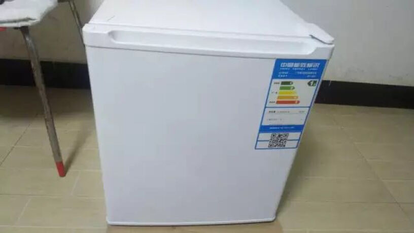 奥马Homa118升小冰箱冷藏温度和家用的大冰箱是一样的吗？做好的饭菜装进饭盒里，可以放到第二天吗？