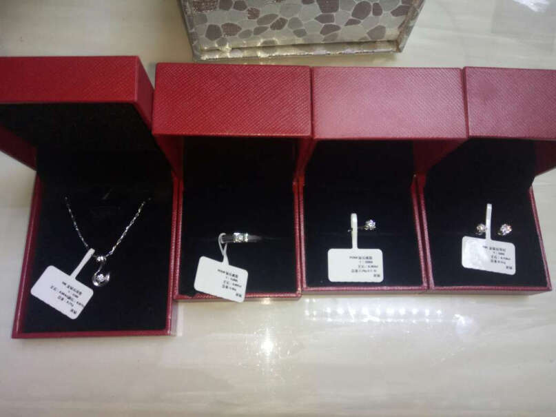 喜钻天鹅魅影白18K金钻石时尚个性吊坠钻石项链怎么包装？