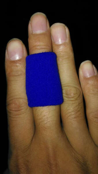 曼迪卡威加长篮球护指排球指关节护指套这个护指紧吗 会不会带一段时间变特别松？