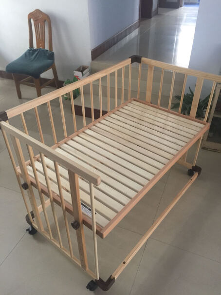 farska全实木婴儿床这个横栏间距看起来有7cm多，安不安全啊？小孩会不会卡住头啊？？