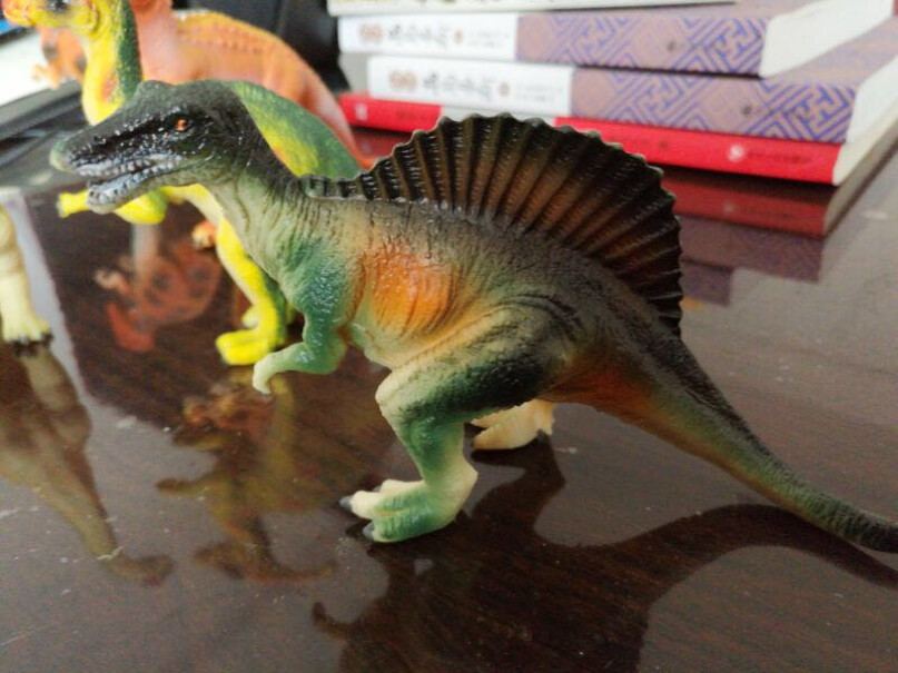 Gosnell恐龙玩具模型24只套装侏罗纪霸王龙动物仿真模型有味道是怎么回事，材料没问题吧？