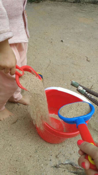 建雄儿童沙滩玩具套装大号玩具里有沙粒吗？