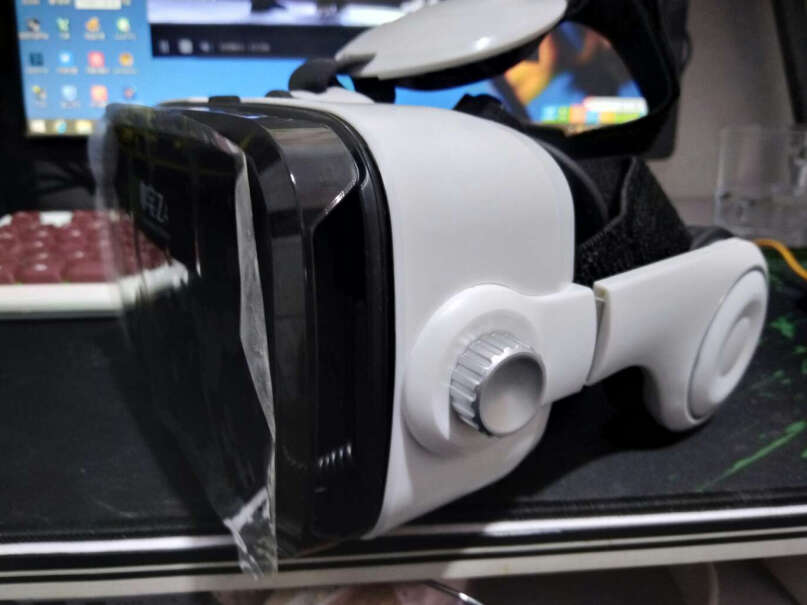 小宅Z4智能VR眼镜耳麦是蓝牙的还是插线的？