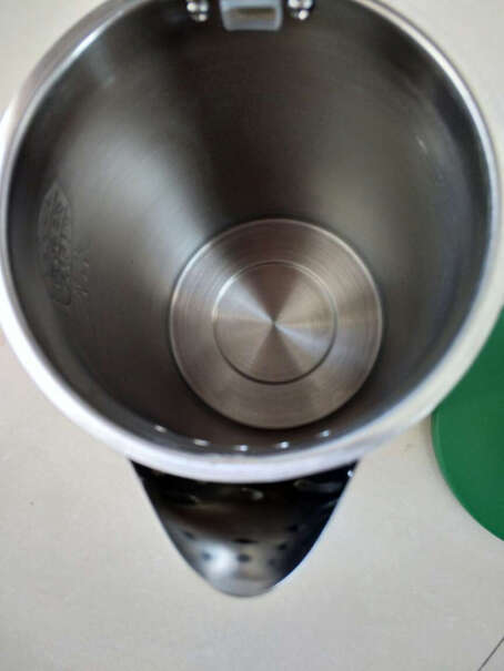 苏泊尔电水壶热水壶1.7L全钢无缝双层防烫电热水壶这壶的盖子是不是有点问题，往下按关闭的时候，手柄那部分会和盖子摩擦挤压？