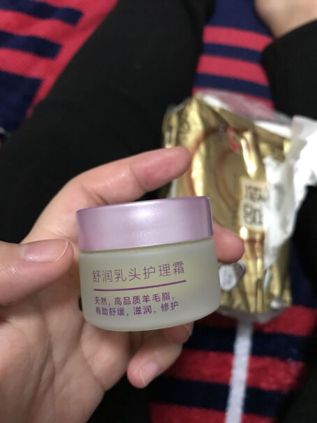 飞利浦新安怡乳头保护罩这个服帖吗，用的时候需不需要手扶着，会漏奶吗？