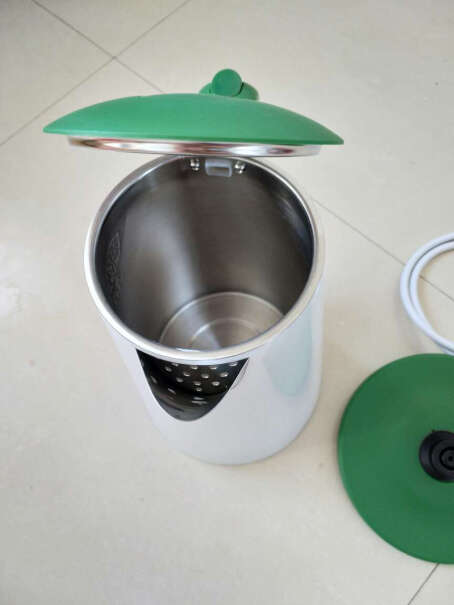 苏泊尔电水壶热水壶1.7L全钢无缝双层防烫电热水壶水烧开的时候，盖子会有烧焦的味道吗？