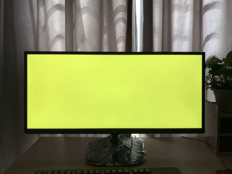 LG29英寸显示器屏幕上面是不是有层膜，要撕下来吗？