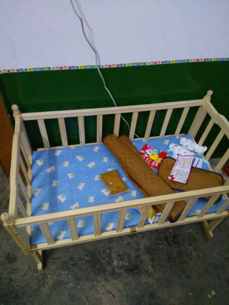 HUGBB实木无漆婴儿床童床宝宝床，可变摇床有床垫吗？