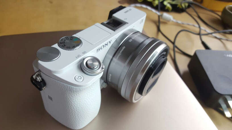 索尼A6000微单相机双镜头套装（银色）新手入门推荐这款还是6100