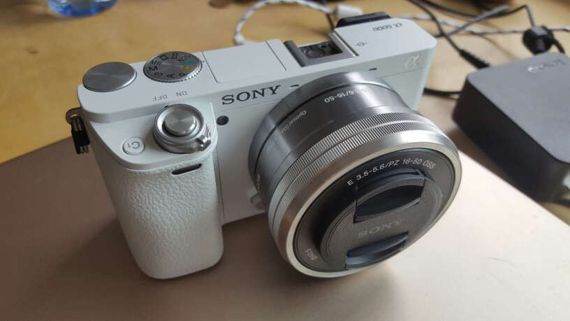 索尼A6000微单相机双镜头套装（银色）新买的没电吗？