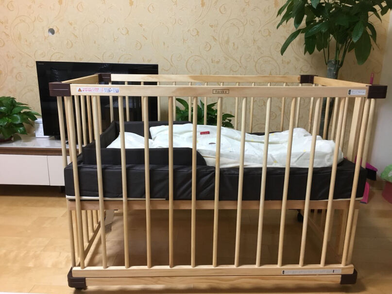 farska全实木婴儿床请问大家是怎么与大床固定的？说明书里那种带子哪里有卖的啊？