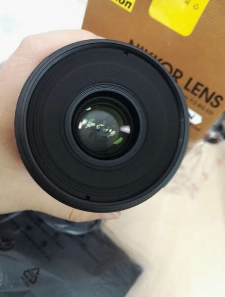 尼康微距镜头105mm f/2.8G这个拍微距是，镜头离物体有多远？