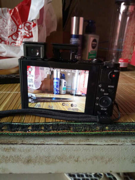 索尼DSC-HX60数码相机数码相机没电的时候，镜头能自己缩回去吗？