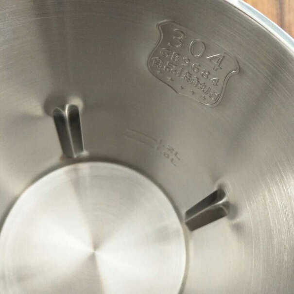 美的豆浆机家用双层不锈钢多功能豆汁机易清洗多功能是不绣钢胆吗？为啥好评里面说要隔晚把豆子用水泡好，不能现洗豆现打豆汁吗？