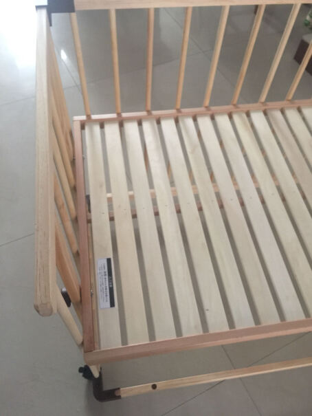farska全实木婴儿床这个横栏间距看起来有7cm多，安不安全啊？小孩会不会卡住头啊？？