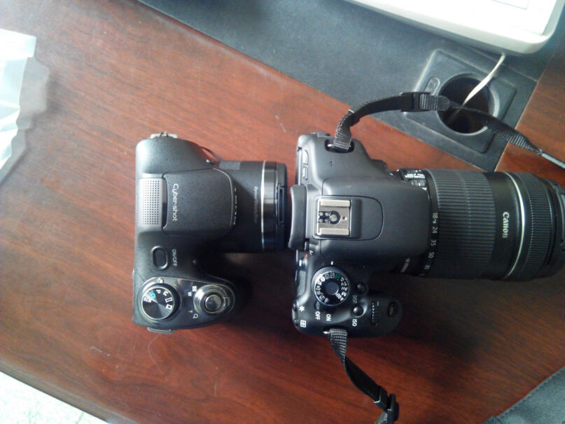 索尼DSC-HX400数码相机数码相机充电的还是用电池的？