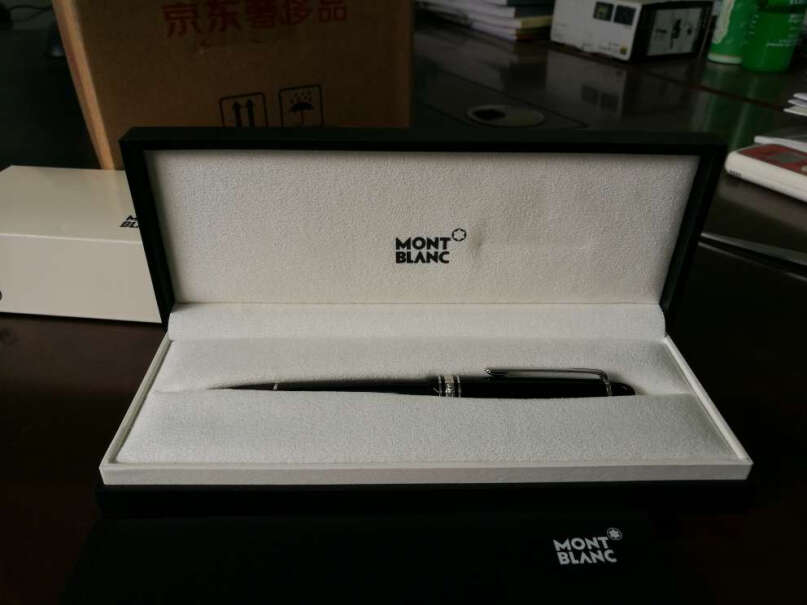 MONTBLANC万宝龙大班系列钢笔笔杆上的笔尖型号是贴上去的吗？
