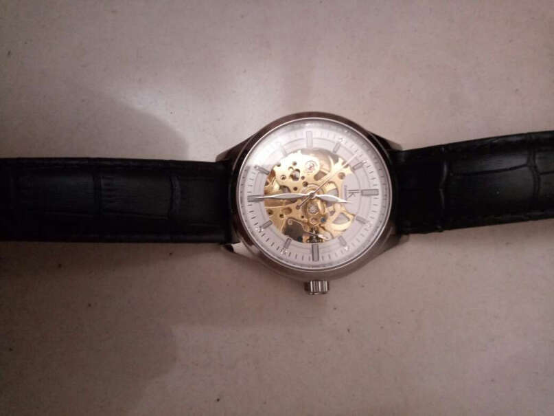 阿帕琦IK手表镂空全自动夜光机械表刚打开就发现表带有点掉皮，表带很硬，坑人，重量非常轻，就是塑料壳子的。