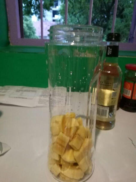 小熊便携式榨汁机榨出的果汁细腻吗？杯子是塑料的还是玻璃杯？