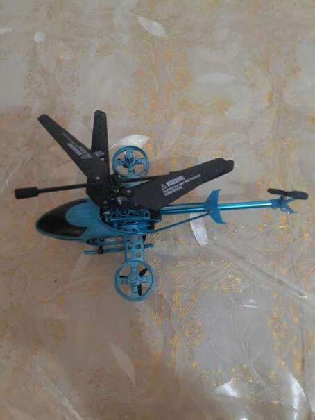 勾勾手遥控飞机玩具遥控合金耐摔遥控直升机男孩航模玩具飞机耐摔吗？