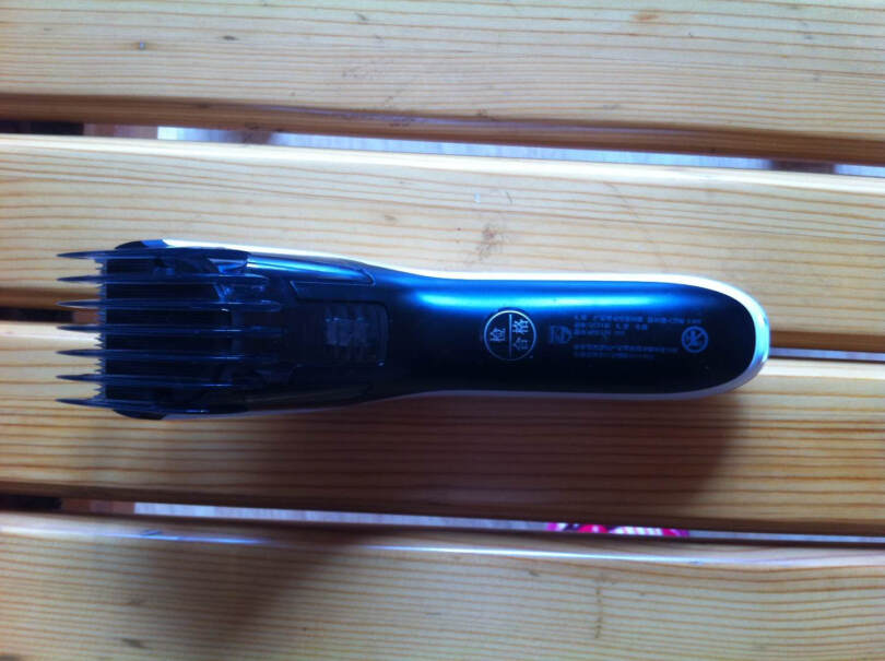理发器电推电推子27HC5690飞利浦水洗可调问一下，这款有剪子和梳子吗？