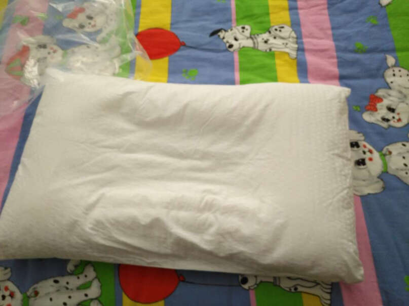 富安娜家纺圣之花枕头芯颈椎枕草本枕芯有没有配枕头外罩呢？