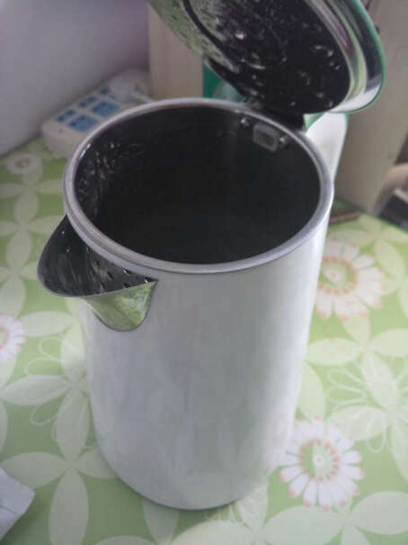 苏泊尔电水壶热水壶1.7L全钢无缝双层防烫电热水壶不知道用久了壶底部会不会像生了绣一样的黄黄的。