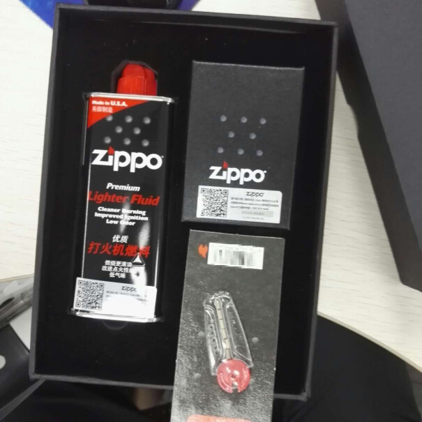 之宝Zippo打火机礼盒套装黑裂漆236套装怎么感觉好小啊？
