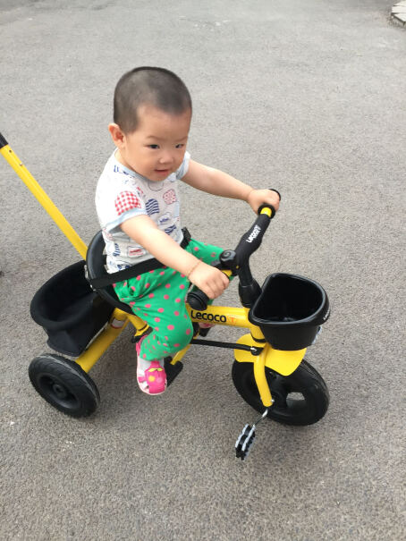 乐卡儿童三轮车便携可折叠童车滑行平衡车三合一TINY十个月的宝宝脚可以放坐垫下面那个踏板上吗？