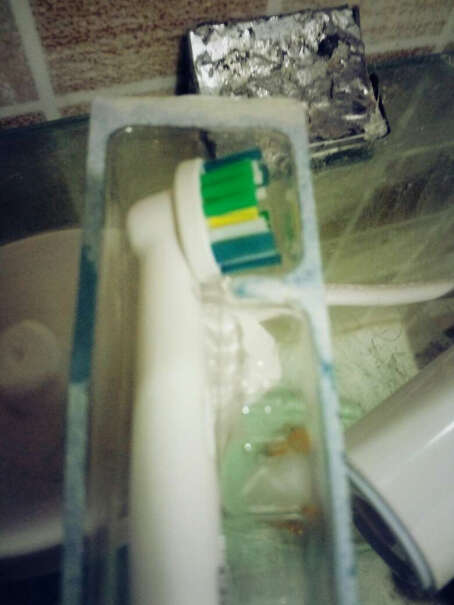 欧乐B电动牙刷成人小圆头牙刷充电式D12亮杰型还用牙膏么？