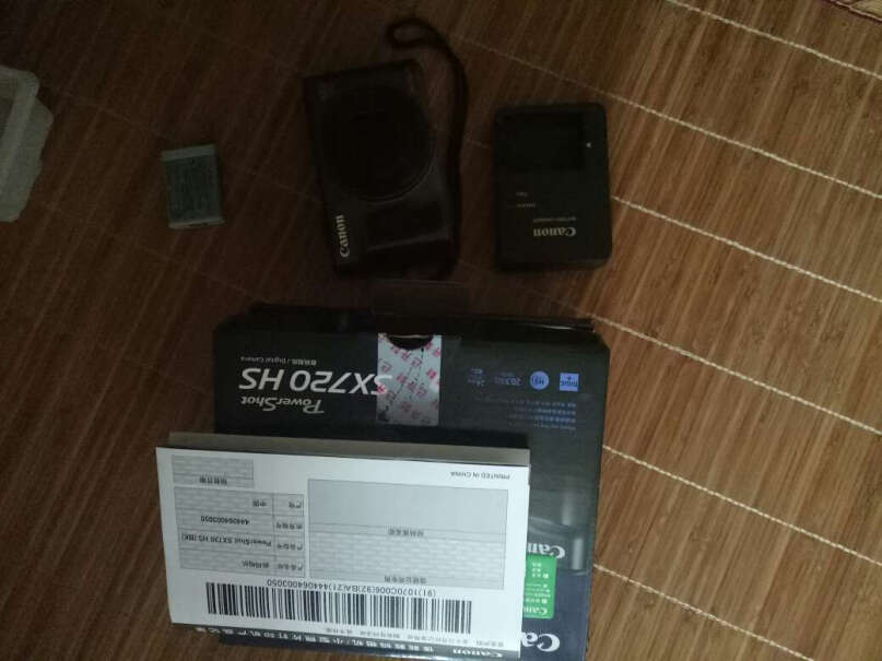 佳能PowerShot SX720 HS数码相机这相机用的SD内存卡是大的，还是小SD带有内存卡套的。