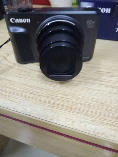 佳能PowerShot SX720 HS数码相机这相机用的SD内存卡是大的，还是小SD带有内存卡套的。