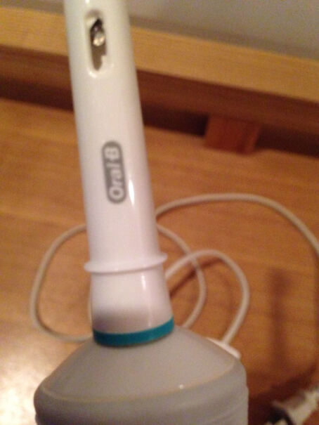 欧乐B电动牙刷成人小圆头牙刷充电式D12亮杰型这个充电没有提示灯吗？
