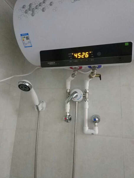 美的60升电热水器无线遥控这个热水器有没有带喷头啊？