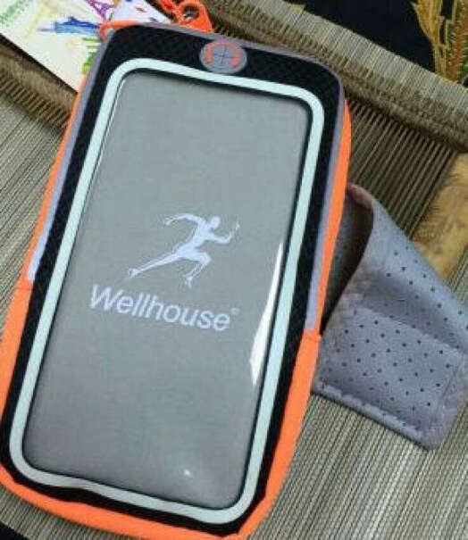 WELLHOUSE触屏臂包红米note4X能放进去吗，手机在里面会晃吗？